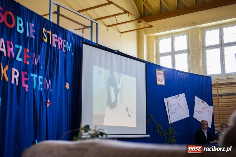 Zdjęcie w galerii na portalu naszraciborz.pl: Maturzyści z II LO pożegnali swoją szkołę wiadomości z regionu