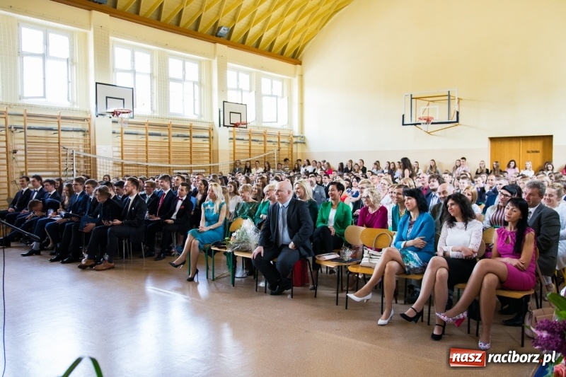 Zdjęcie w galerii na portalu naszraciborz.pl: Maturzyści z II LO pożegnali swoją szkołę wiadomości z regionu