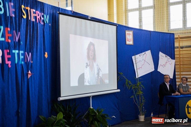 Zdjęcie w galerii na portalu naszraciborz.pl: Maturzyści z II LO pożegnali swoją szkołę wiadomości z regionu