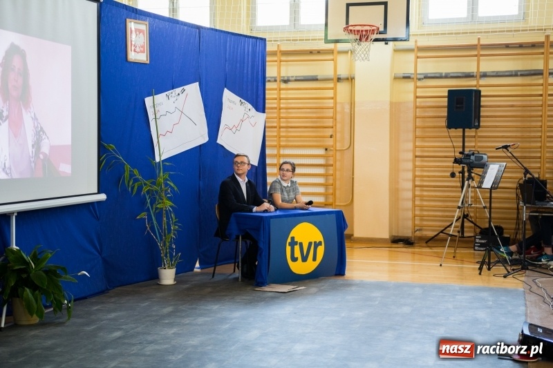 Zdjęcie w galerii na portalu naszraciborz.pl: Maturzyści z II LO pożegnali swoją szkołę wiadomości z regionu