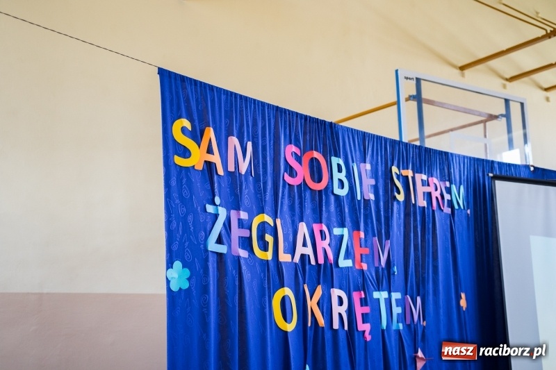 Zdjęcie w galerii na portalu naszraciborz.pl: Maturzyści z II LO pożegnali swoją szkołę wiadomości z regionu