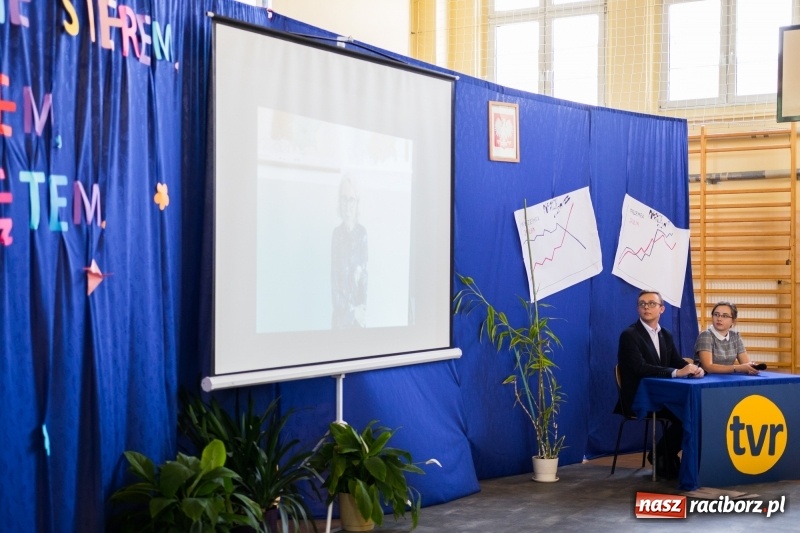 Zdjęcie w galerii na portalu naszraciborz.pl: Maturzyści z II LO pożegnali swoją szkołę wiadomości z regionu