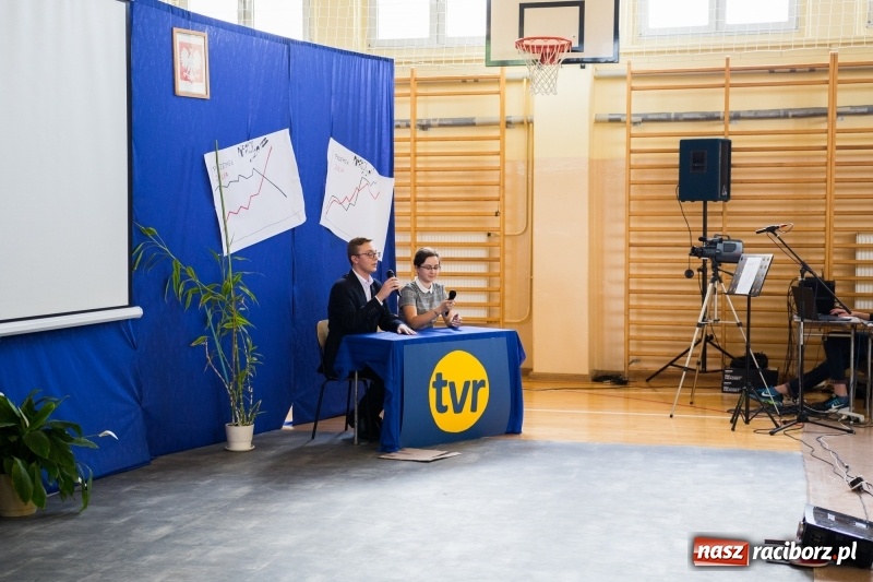 Zdjęcie w galerii na portalu naszraciborz.pl: Maturzyści z II LO pożegnali swoją szkołę wiadomości z regionu