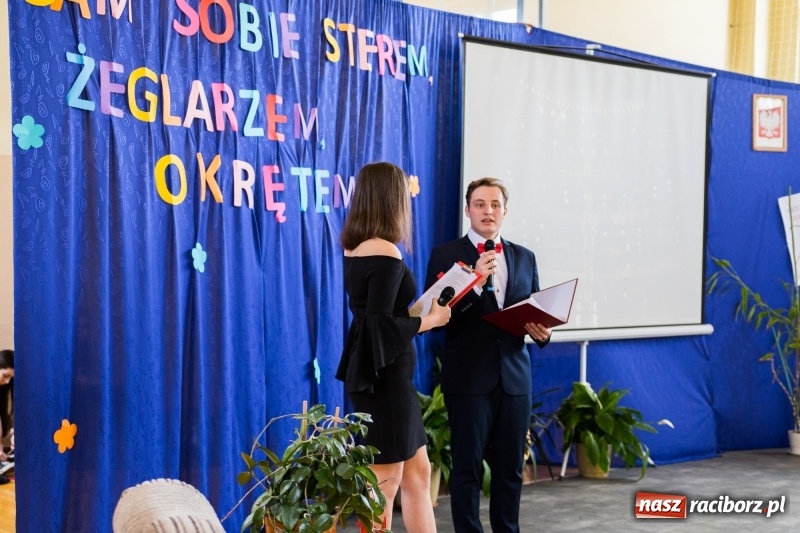 Zdjęcie w galerii na portalu naszraciborz.pl: Maturzyści z II LO pożegnali swoją szkołę wiadomości z regionu