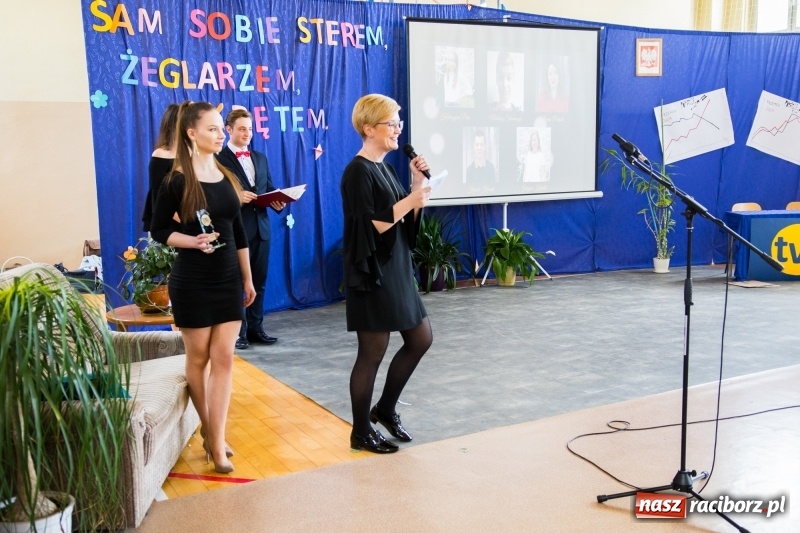 Zdjęcie w galerii na portalu naszraciborz.pl: Maturzyści z II LO pożegnali swoją szkołę wiadomości z regionu