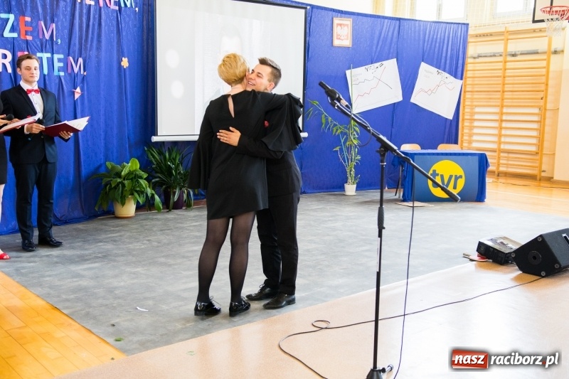 Zdjęcie w galerii na portalu naszraciborz.pl: Maturzyści z II LO pożegnali swoją szkołę wiadomości z regionu