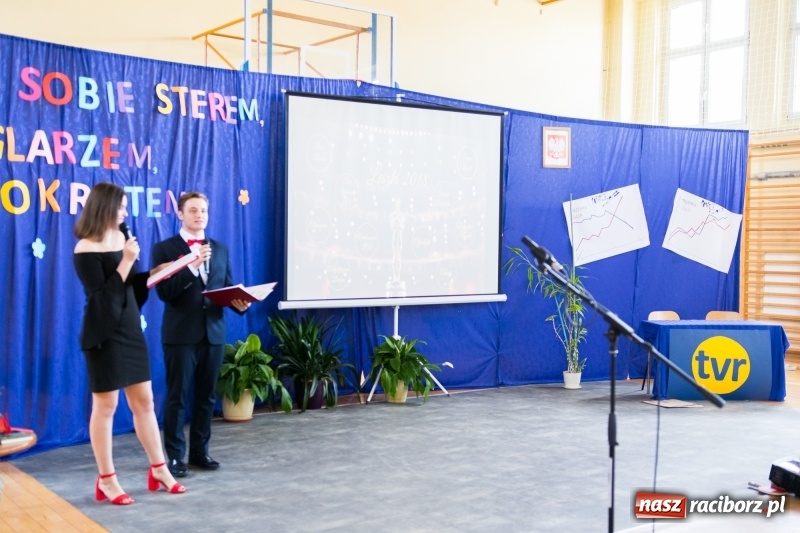 Zdjęcie w galerii na portalu naszraciborz.pl: Maturzyści z II LO pożegnali swoją szkołę wiadomości z regionu