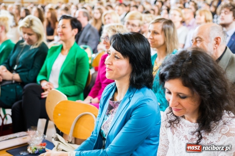 Zdjęcie w galerii na portalu naszraciborz.pl: Maturzyści z II LO pożegnali swoją szkołę wiadomości z regionu