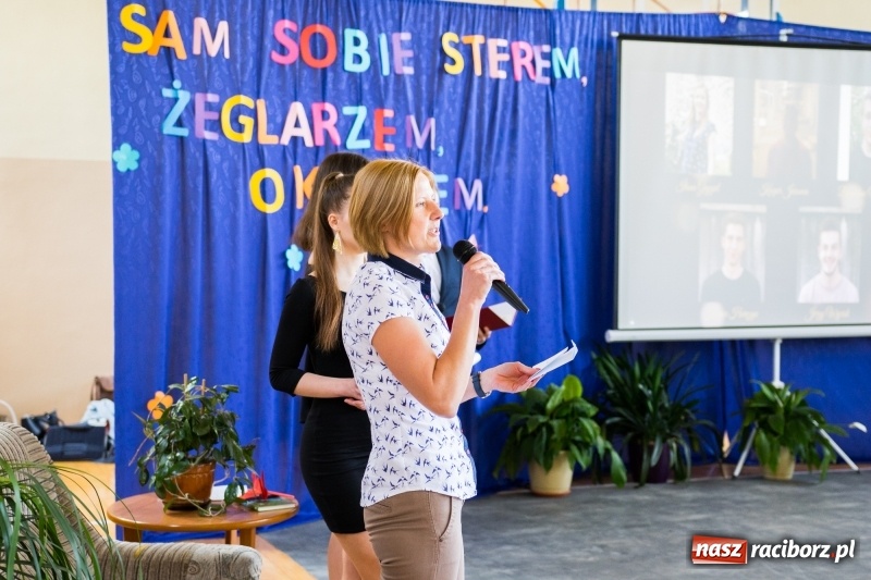 Zdjęcie w galerii na portalu naszraciborz.pl: Maturzyści z II LO pożegnali swoją szkołę wiadomości z regionu