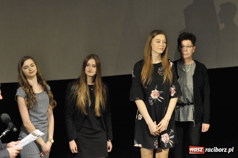 Zdjęcie w galerii na portalu naszraciborz.pl: Wyjątkowa okazja, żeby przez chwilę pamiętać... - Notatka Szymborskiej żegnała absolwentów CKZiU nr 1  wiadomości z regionu