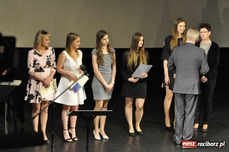 Zdjęcie w galerii na portalu naszraciborz.pl: Wyjątkowa okazja, żeby przez chwilę pamiętać... - Notatka Szymborskiej żegnała absolwentów CKZiU nr 1  wiadomości z regionu