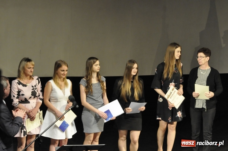 Zdjęcie w galerii na portalu naszraciborz.pl: Wyjątkowa okazja, żeby przez chwilę pamiętać... - Notatka Szymborskiej żegnała absolwentów CKZiU nr 1  wiadomości z regionu