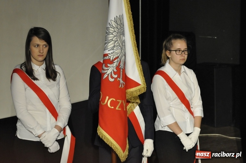 Zdjęcie w galerii na portalu naszraciborz.pl: Wyjątkowa okazja, żeby przez chwilę pamiętać... - Notatka Szymborskiej żegnała absolwentów CKZiU nr 1  wiadomości z regionu