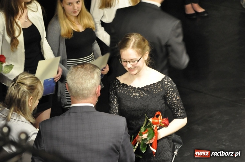 Zdjęcie w galerii na portalu naszraciborz.pl: Wyjątkowa okazja, żeby przez chwilę pamiętać... - Notatka Szymborskiej żegnała absolwentów CKZiU nr 1  wiadomości z regionu