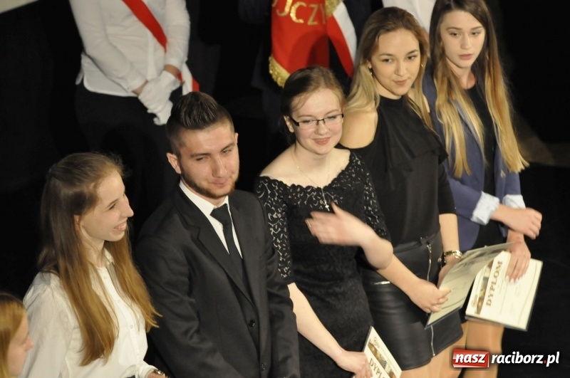 Zdjęcie w galerii na portalu naszraciborz.pl: Wyjątkowa okazja, żeby przez chwilę pamiętać... - Notatka Szymborskiej żegnała absolwentów CKZiU nr 1  wiadomości z regionu