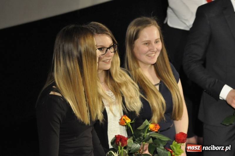 Zdjęcie w galerii na portalu naszraciborz.pl: Wyjątkowa okazja, żeby przez chwilę pamiętać... - Notatka Szymborskiej żegnała absolwentów CKZiU nr 1  wiadomości z regionu