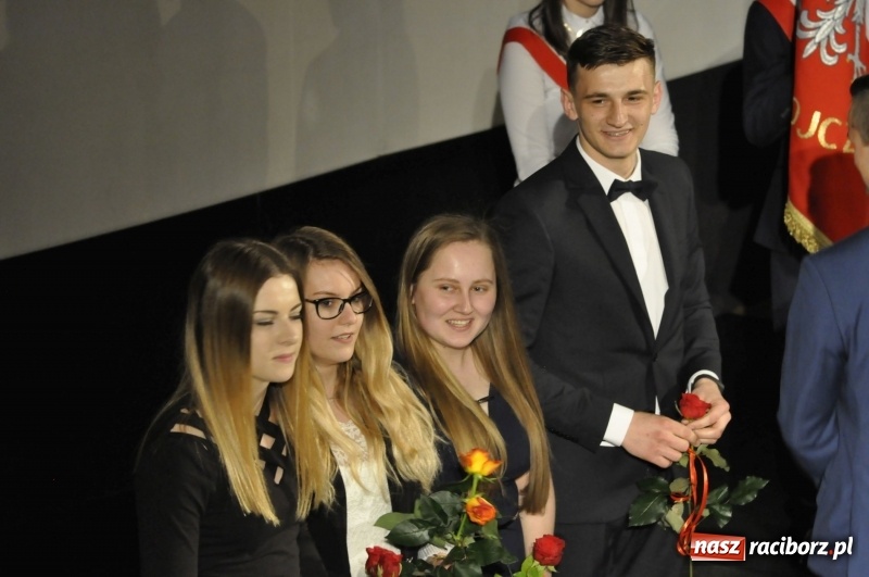 Zdjęcie w galerii na portalu naszraciborz.pl: Wyjątkowa okazja, żeby przez chwilę pamiętać... - Notatka Szymborskiej żegnała absolwentów CKZiU nr 1  wiadomości z regionu