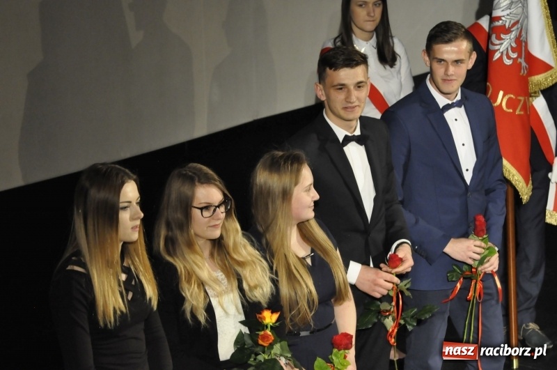 Zdjęcie w galerii na portalu naszraciborz.pl: Wyjątkowa okazja, żeby przez chwilę pamiętać... - Notatka Szymborskiej żegnała absolwentów CKZiU nr 1  wiadomości z regionu