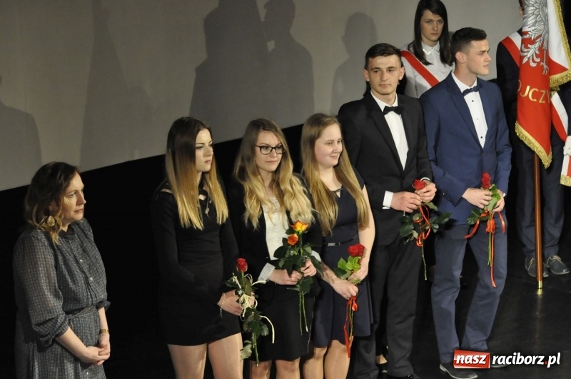 Zdjęcie w galerii na portalu naszraciborz.pl: Wyjątkowa okazja, żeby przez chwilę pamiętać... - Notatka Szymborskiej żegnała absolwentów CKZiU nr 1  wiadomości z regionu