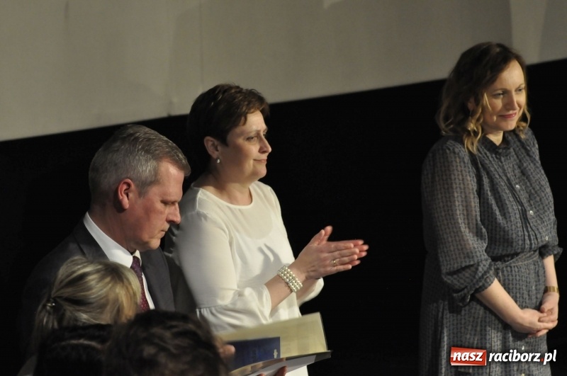 Zdjęcie w galerii na portalu naszraciborz.pl: Wyjątkowa okazja, żeby przez chwilę pamiętać... - Notatka Szymborskiej żegnała absolwentów CKZiU nr 1  wiadomości z regionu