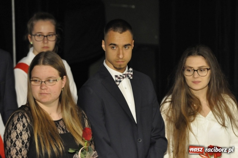 Zdjęcie w galerii na portalu naszraciborz.pl: Wyjątkowa okazja, żeby przez chwilę pamiętać... - Notatka Szymborskiej żegnała absolwentów CKZiU nr 1  wiadomości z regionu