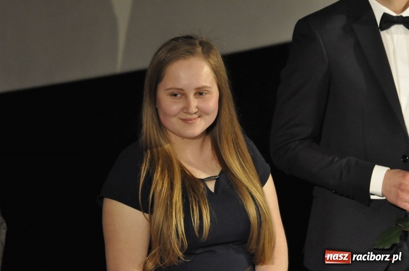 Zdjęcie w galerii na portalu naszraciborz.pl: Wyjątkowa okazja, żeby przez chwilę pamiętać... - Notatka Szymborskiej żegnała absolwentów CKZiU nr 1  wiadomości z regionu