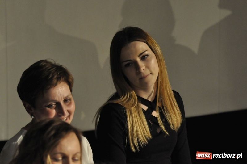 Zdjęcie w galerii na portalu naszraciborz.pl: Wyjątkowa okazja, żeby przez chwilę pamiętać... - Notatka Szymborskiej żegnała absolwentów CKZiU nr 1  wiadomości z regionu