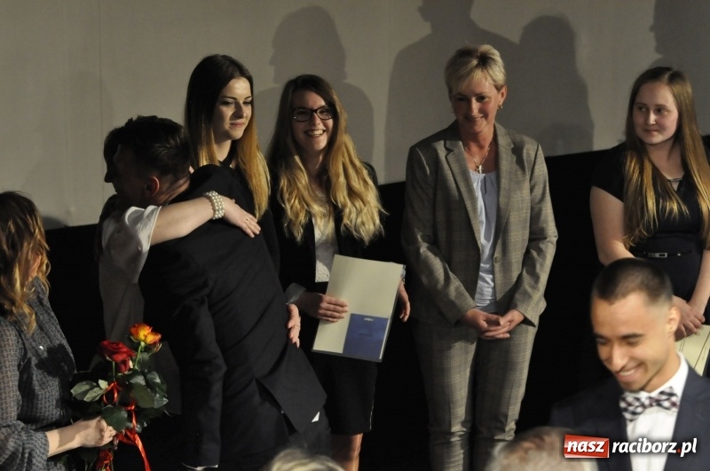 Zdjęcie w galerii na portalu naszraciborz.pl: Wyjątkowa okazja, żeby przez chwilę pamiętać... - Notatka Szymborskiej żegnała absolwentów CKZiU nr 1  wiadomości z regionu