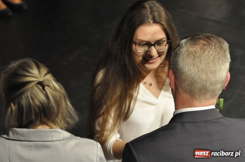 Zdjęcie w galerii na portalu naszraciborz.pl: Wyjątkowa okazja, żeby przez chwilę pamiętać... - Notatka Szymborskiej żegnała absolwentów CKZiU nr 1  wiadomości z regionu