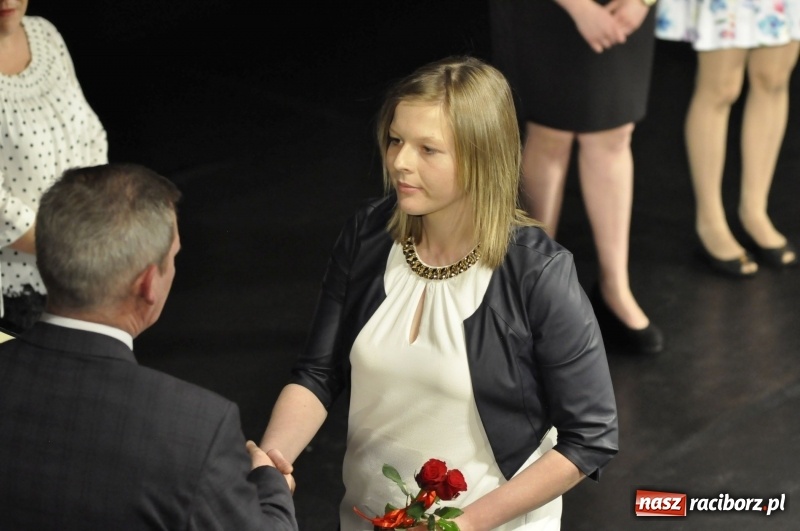 Zdjęcie w galerii na portalu naszraciborz.pl: Wyjątkowa okazja, żeby przez chwilę pamiętać... - Notatka Szymborskiej żegnała absolwentów CKZiU nr 1  wiadomości z regionu