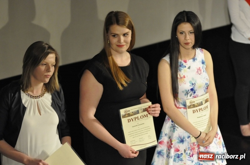 Zdjęcie w galerii na portalu naszraciborz.pl: Wyjątkowa okazja, żeby przez chwilę pamiętać... - Notatka Szymborskiej żegnała absolwentów CKZiU nr 1  wiadomości z regionu