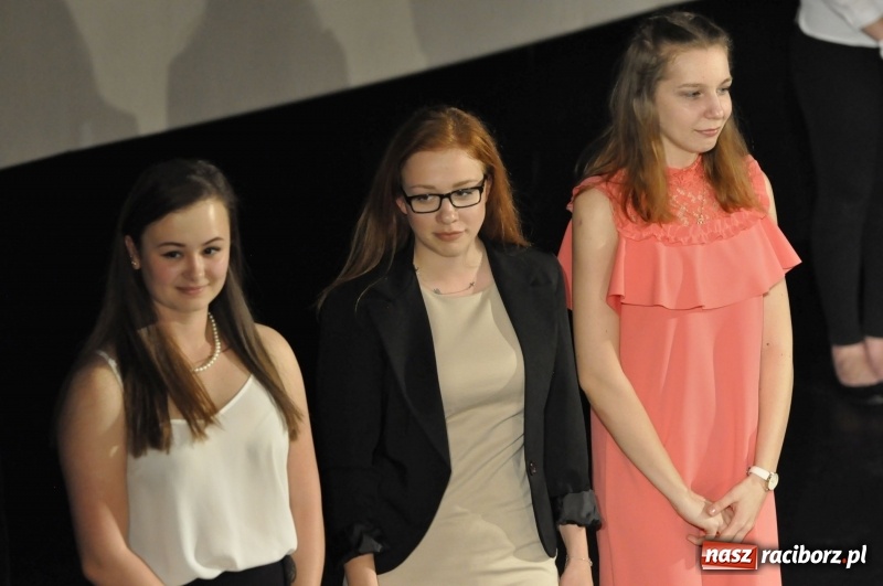 Zdjęcie w galerii na portalu naszraciborz.pl: Wyjątkowa okazja, żeby przez chwilę pamiętać... - Notatka Szymborskiej żegnała absolwentów CKZiU nr 1  wiadomości z regionu