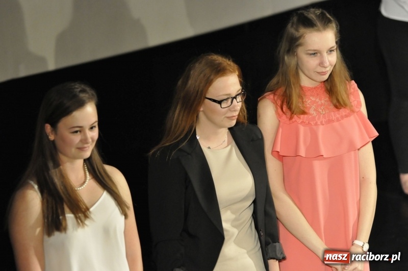 Zdjęcie w galerii na portalu naszraciborz.pl: Wyjątkowa okazja, żeby przez chwilę pamiętać... - Notatka Szymborskiej żegnała absolwentów CKZiU nr 1  wiadomości z regionu