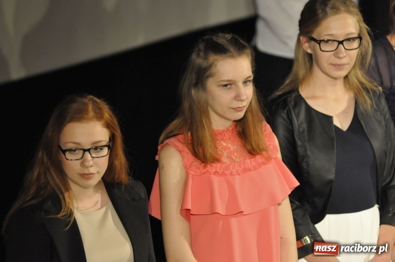 Zdjęcie w galerii na portalu naszraciborz.pl: Wyjątkowa okazja, żeby przez chwilę pamiętać... - Notatka Szymborskiej żegnała absolwentów CKZiU nr 1  wiadomości z regionu