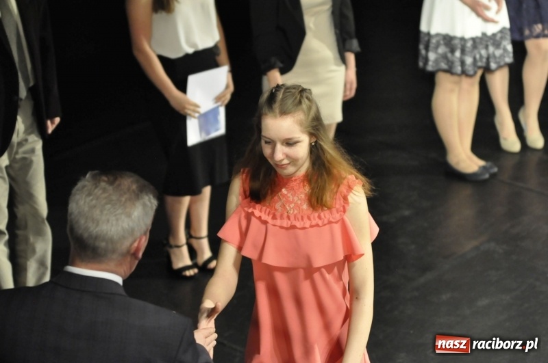 Zdjęcie w galerii na portalu naszraciborz.pl: Wyjątkowa okazja, żeby przez chwilę pamiętać... - Notatka Szymborskiej żegnała absolwentów CKZiU nr 1  wiadomości z regionu