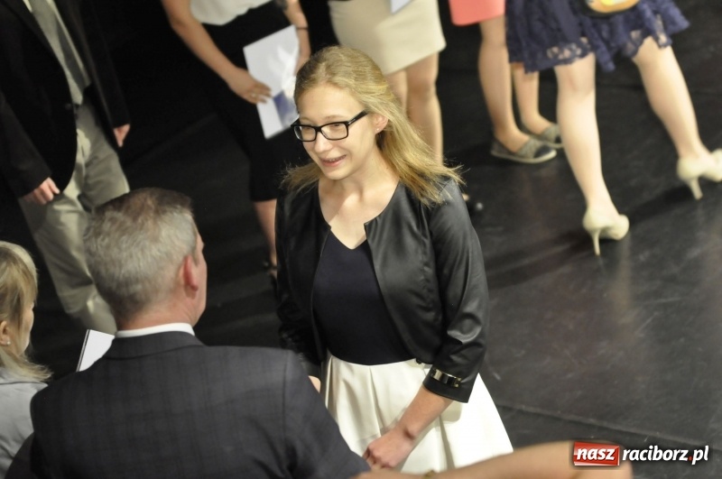 Zdjęcie w galerii na portalu naszraciborz.pl: Wyjątkowa okazja, żeby przez chwilę pamiętać... - Notatka Szymborskiej żegnała absolwentów CKZiU nr 1  wiadomości z regionu