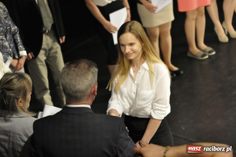 Zdjęcie w galerii na portalu naszraciborz.pl: Wyjątkowa okazja, żeby przez chwilę pamiętać... - Notatka Szymborskiej żegnała absolwentów CKZiU nr 1  wiadomości z regionu