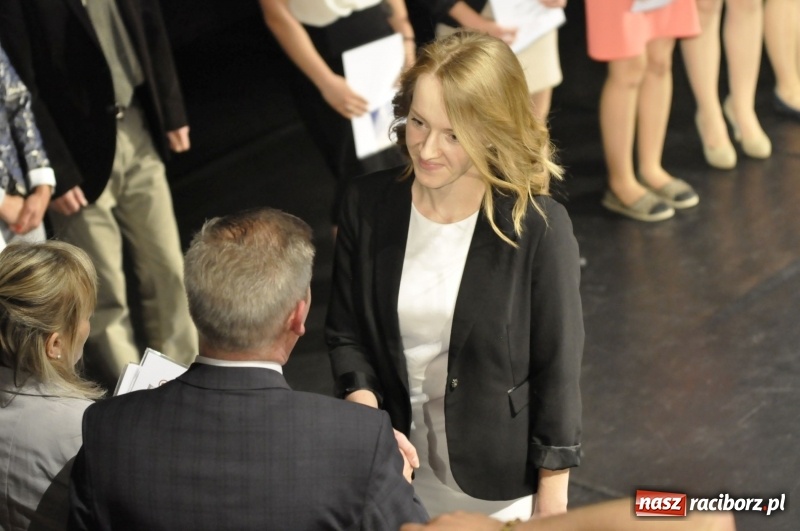 Zdjęcie w galerii na portalu naszraciborz.pl: Wyjątkowa okazja, żeby przez chwilę pamiętać... - Notatka Szymborskiej żegnała absolwentów CKZiU nr 1  wiadomości z regionu