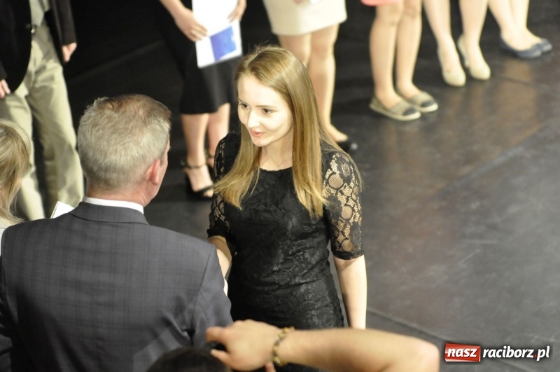 Zdjęcie w galerii na portalu naszraciborz.pl: Wyjątkowa okazja, żeby przez chwilę pamiętać... - Notatka Szymborskiej żegnała absolwentów CKZiU nr 1  wiadomości z regionu