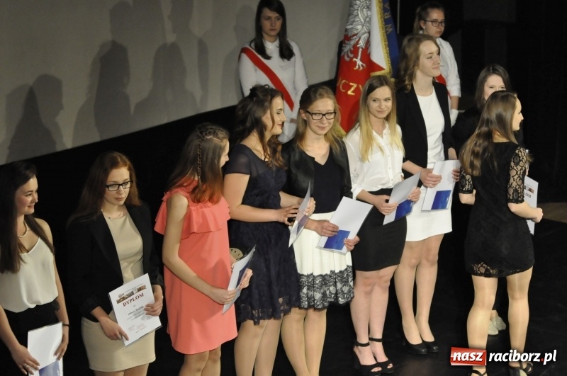 Zdjęcie w galerii na portalu naszraciborz.pl: Wyjątkowa okazja, żeby przez chwilę pamiętać... - Notatka Szymborskiej żegnała absolwentów CKZiU nr 1  wiadomości z regionu