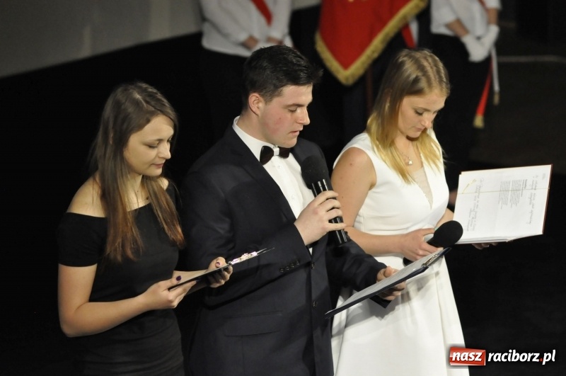 Zdjęcie w galerii na portalu naszraciborz.pl: Wyjątkowa okazja, żeby przez chwilę pamiętać... - Notatka Szymborskiej żegnała absolwentów CKZiU nr 1  wiadomości z regionu