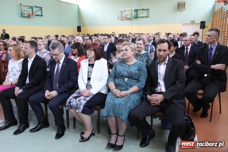 Zdjęcie w galerii na portalu naszraciborz.pl: Pożegnania nadszedł czas. Absolwenci Mechanika odebrali swoje świadectwa wiadomości z regionu