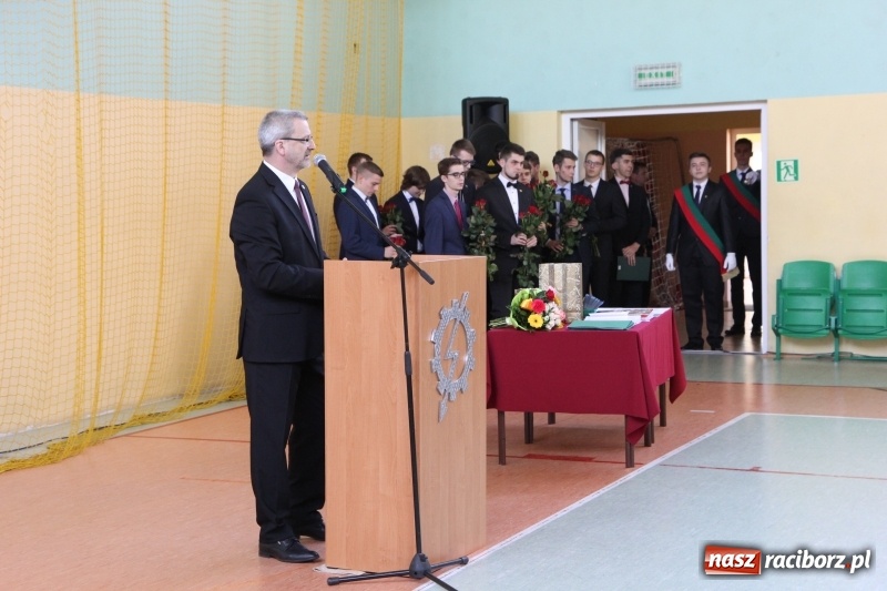 Zdjęcie w galerii na portalu naszraciborz.pl: Pożegnania nadszedł czas. Absolwenci Mechanika odebrali swoje świadectwa wiadomości z regionu