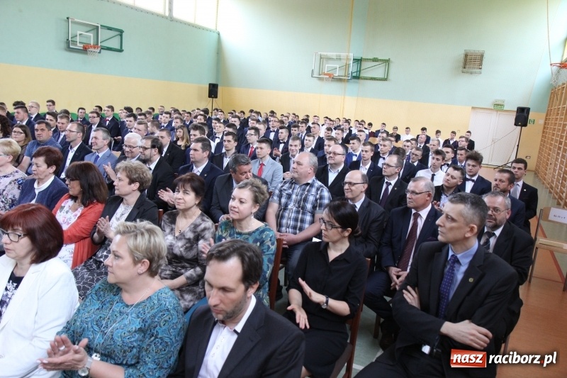 Zdjęcie w galerii na portalu naszraciborz.pl: Pożegnania nadszedł czas. Absolwenci Mechanika odebrali swoje świadectwa wiadomości z regionu