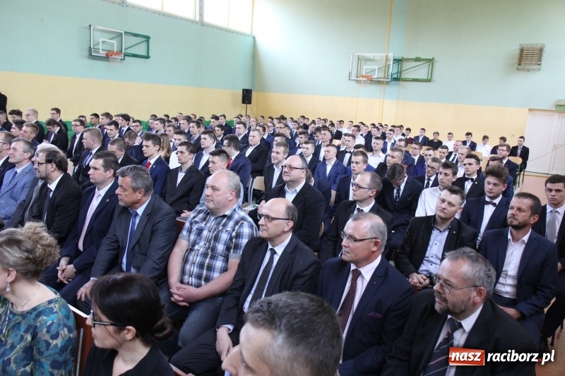 Zdjęcie w galerii na portalu naszraciborz.pl: Pożegnania nadszedł czas. Absolwenci Mechanika odebrali swoje świadectwa wiadomości z regionu