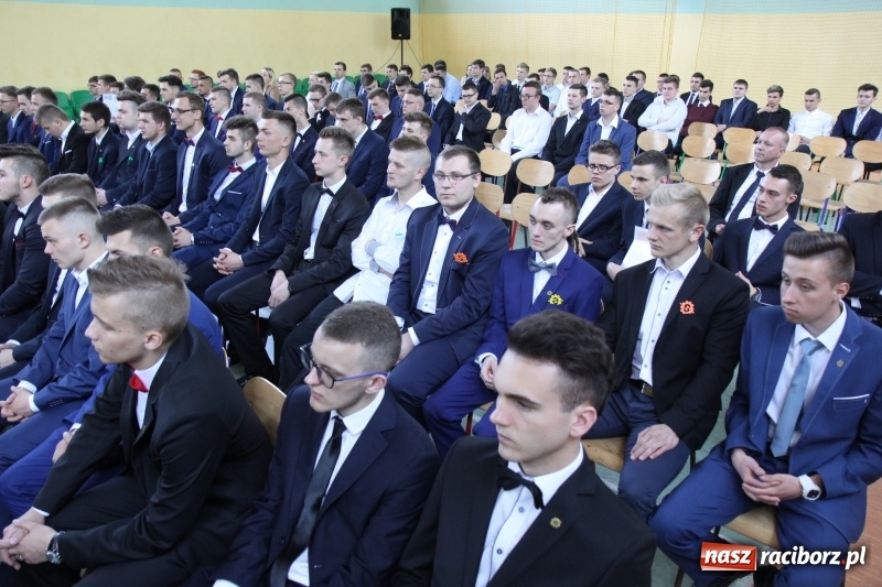 Zdjęcie w galerii na portalu naszraciborz.pl: Pożegnania nadszedł czas. Absolwenci Mechanika odebrali swoje świadectwa wiadomości z regionu