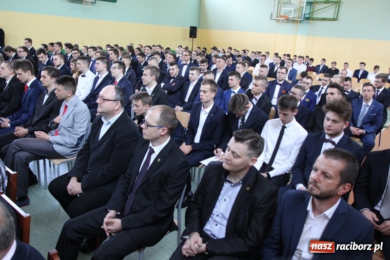 Zdjęcie w galerii na portalu naszraciborz.pl: Pożegnania nadszedł czas. Absolwenci Mechanika odebrali swoje świadectwa wiadomości z regionu