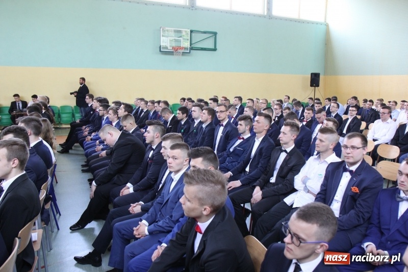 Zdjęcie w galerii na portalu naszraciborz.pl: Pożegnania nadszedł czas. Absolwenci Mechanika odebrali swoje świadectwa wiadomości z regionu