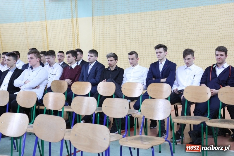 Zdjęcie w galerii na portalu naszraciborz.pl: Pożegnania nadszedł czas. Absolwenci Mechanika odebrali swoje świadectwa wiadomości z regionu