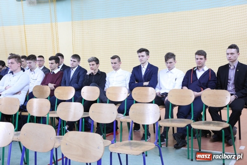 Zdjęcie w galerii na portalu naszraciborz.pl: Pożegnania nadszedł czas. Absolwenci Mechanika odebrali swoje świadectwa wiadomości z regionu